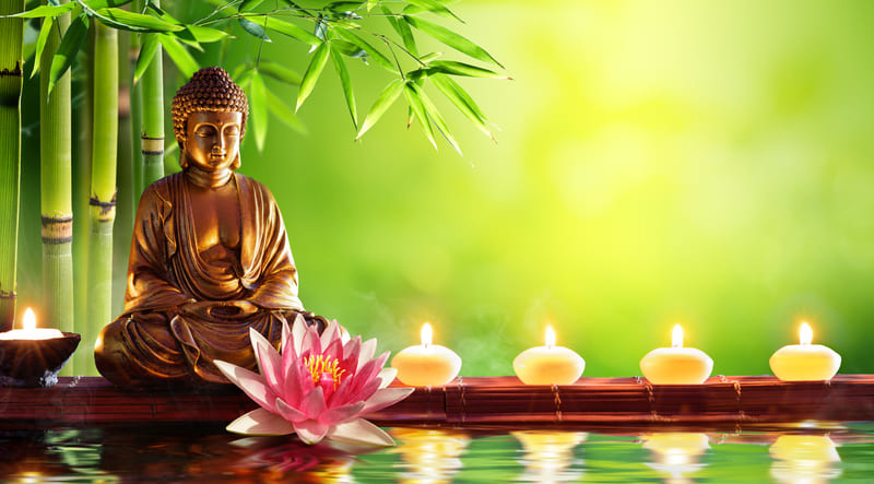 Statue de Bouddha en position du lotus sur un bambou