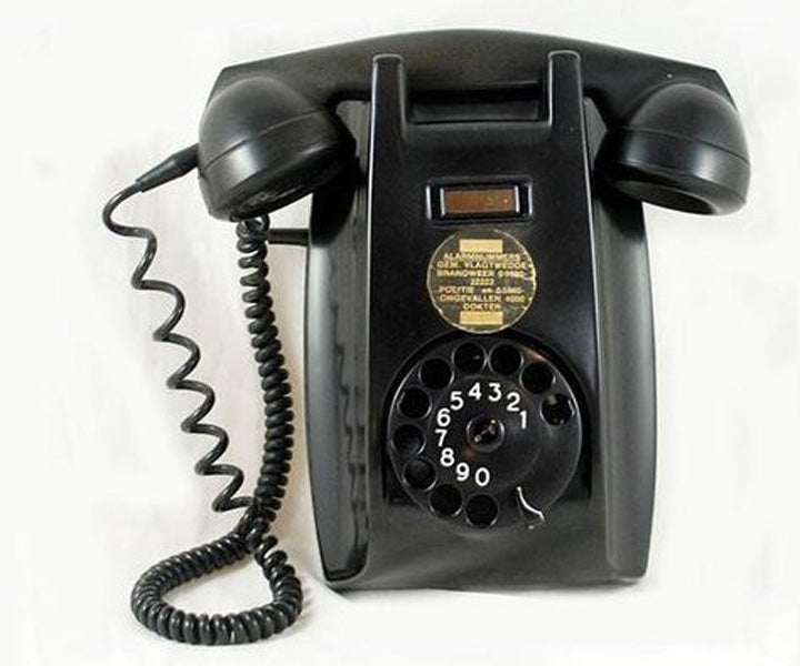 Téléphone ancien accroché au mur