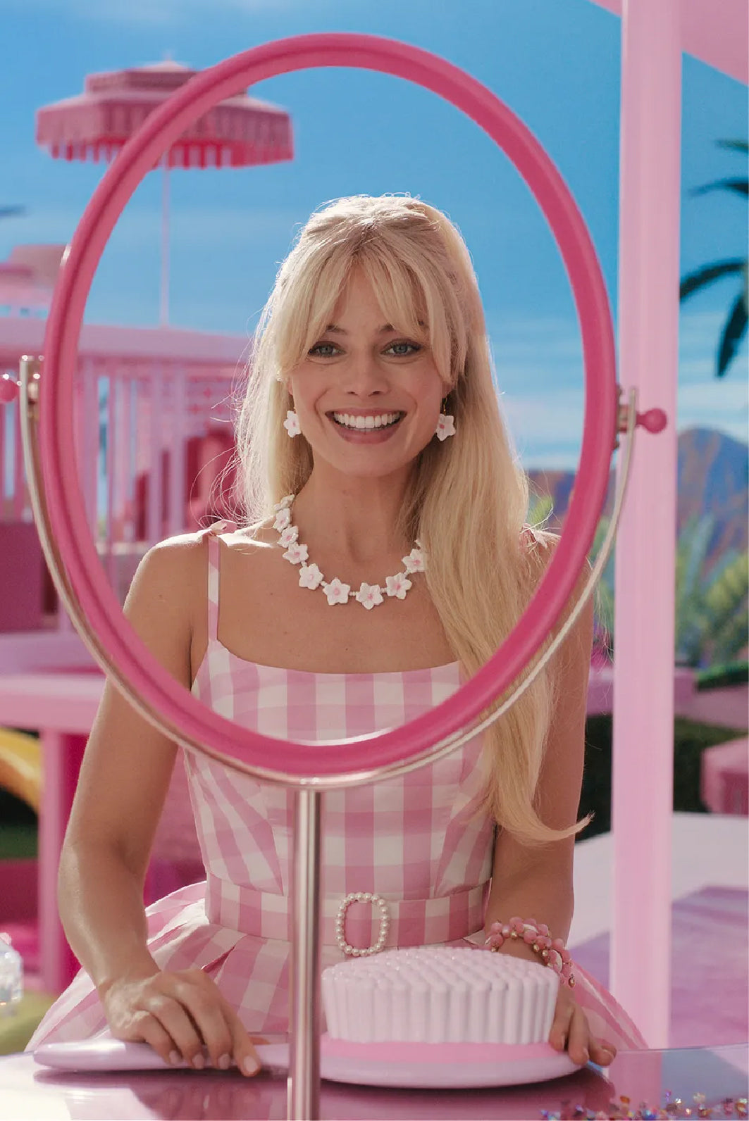 Margot Robbie con outfit de Barbie en picnic