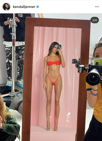 Famosa foto de Kendall Jenner con su vestido de baño rojo