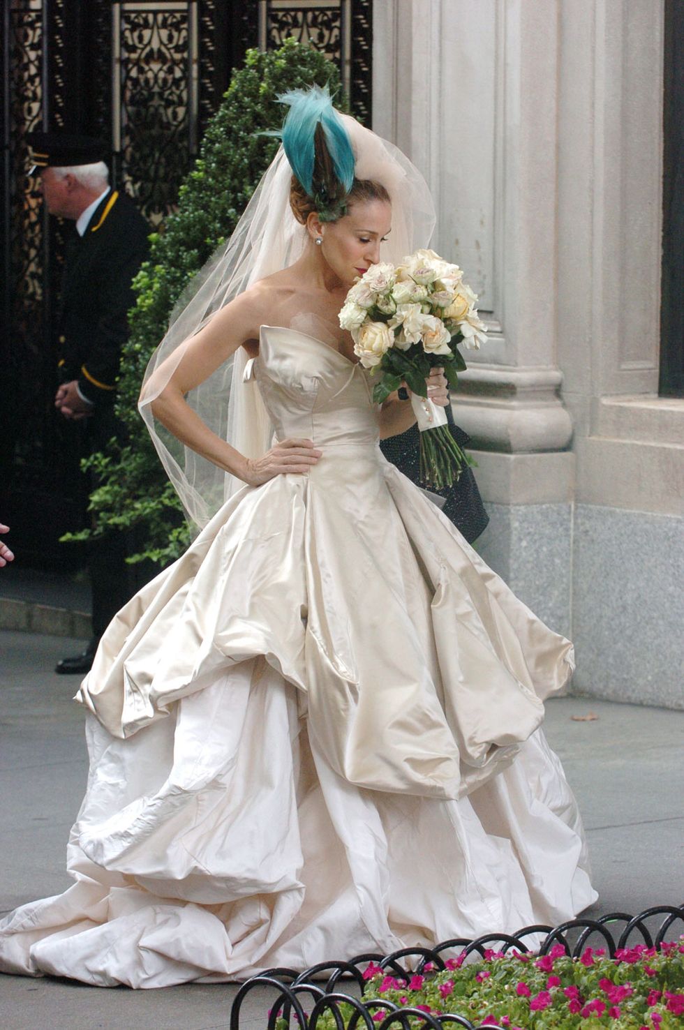 Carrie bradshaw con el famoso outfit del vestido de boda