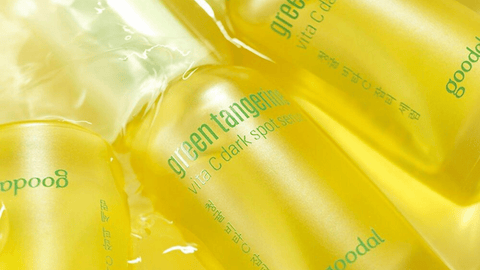 Bild av fyra Goodal - Green Tangerine Vita C Dark Spot Care Serum. Förpackningarna och produkternas innehåll är tydligt synliga, vilket framhäver produkternas kvalitet och effektivitet.