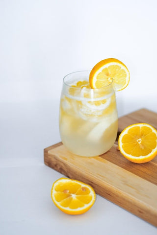 iced tea with lemon slices