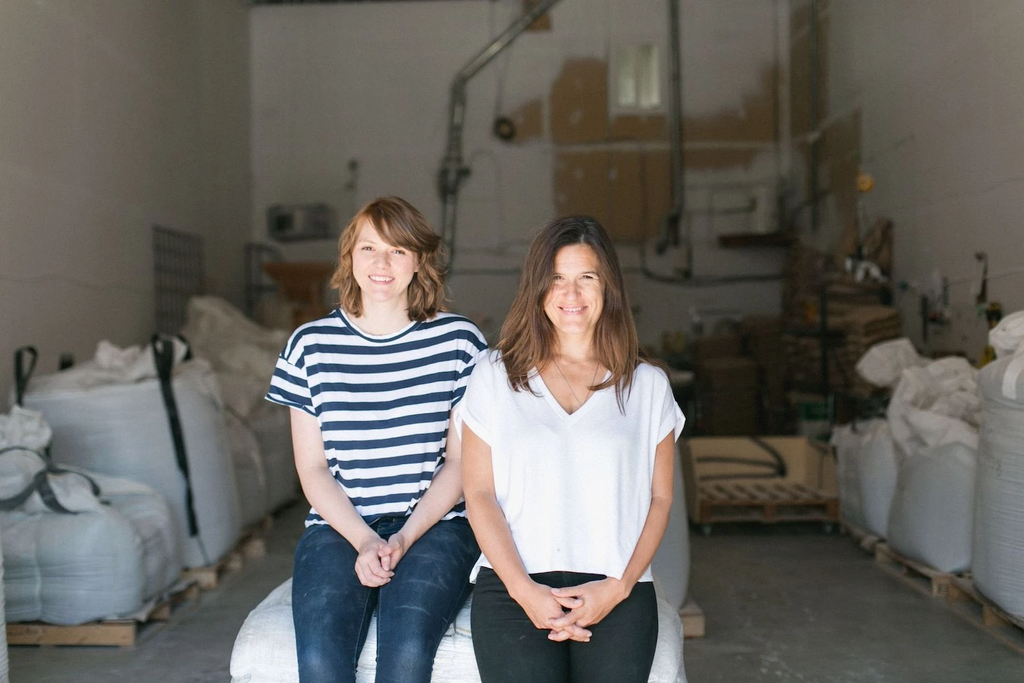 Flourist 创始人 Janna Bishop 和 Shira McDermott 在她们位于加拿大温哥华的仓库里。