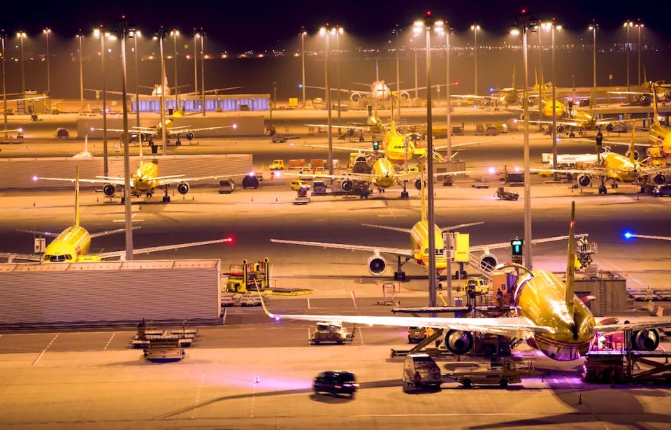 DHL货机团队在机场等候运输起飞