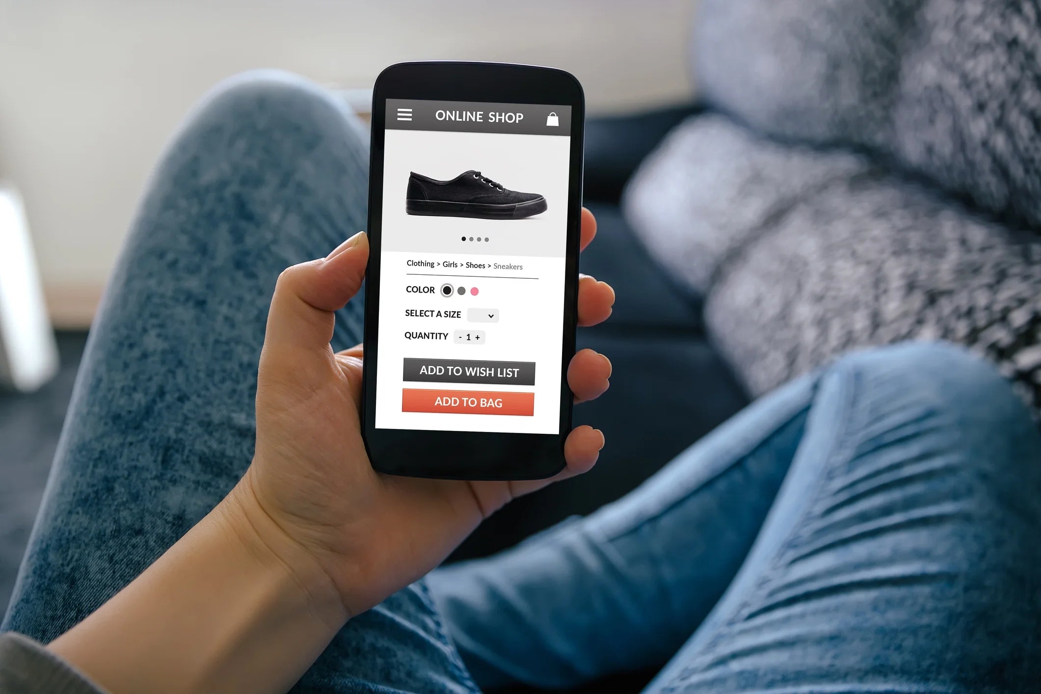 消费者通过手机端下单选购鞋子