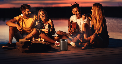 Have fun with friends and XGIMI projectors by the sea