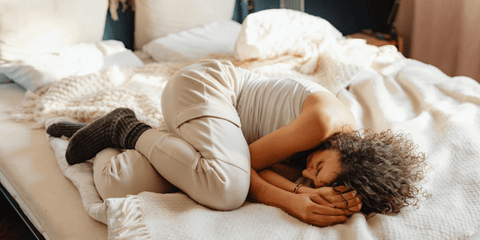 femme qui dort en position foetale