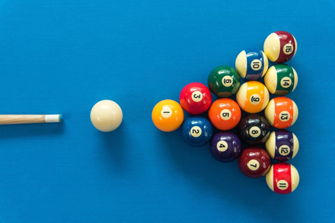 Billiard balls on the table with a cue