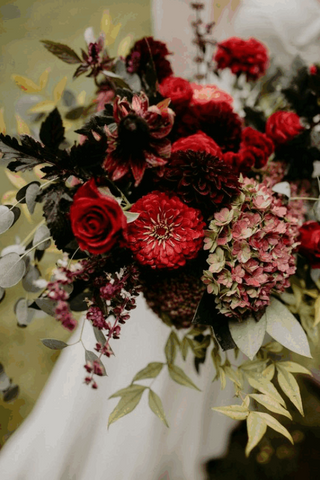 1. Creative Red Flower Bouquet