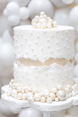 13.Timeless Pearl Wedding Cake