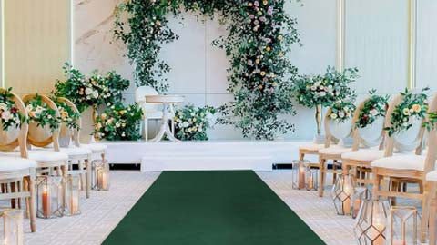 Velve­t Aisle Runner in Sage Gre­en