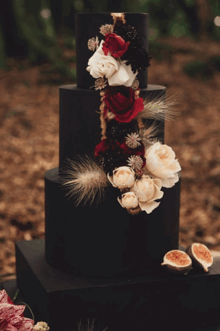 5.Red and Black Wedding Cake