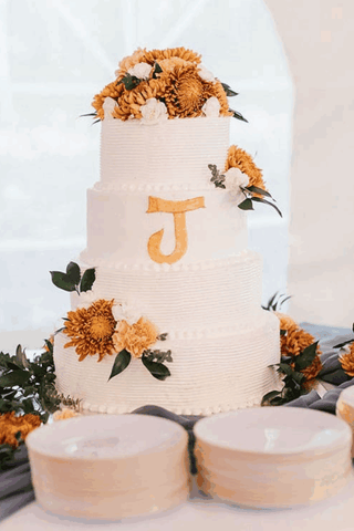 9.Custom Monogrammed Wedding Cake