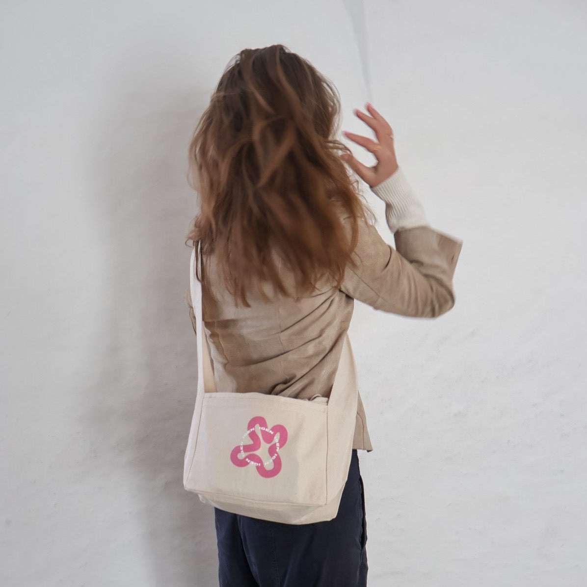 Se MINI SHOPPER CROSSBODY // PINK hos IGEN