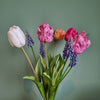 Picture of Viv! Home Luxuries - Tulpen boeket met blauwe druifjes - 8 stuks - kunststof bloem - 46cm - roze wit perzik blauw