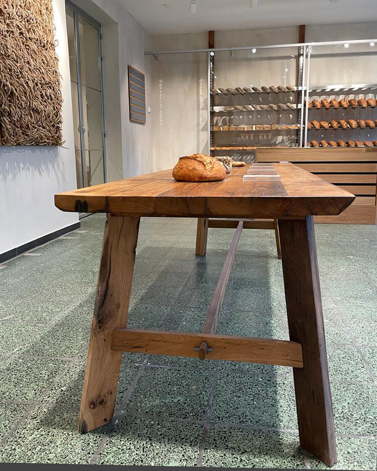 Utilizzando anche legno vecchio, trasformato in un tavolo