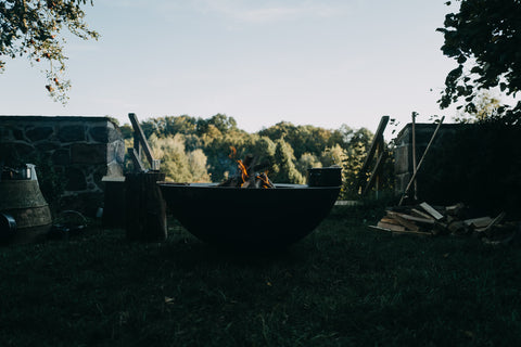 Cucina naturale direttamente in giardino, originariamente la cottura avviene sul fuoco e così woodboom forma un ciclo e brucia direttamente le sue sezioni di legno massiccio