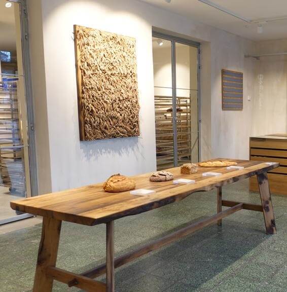 Déchets de bois transformés en meuble - ici sous forme de table en bois massif