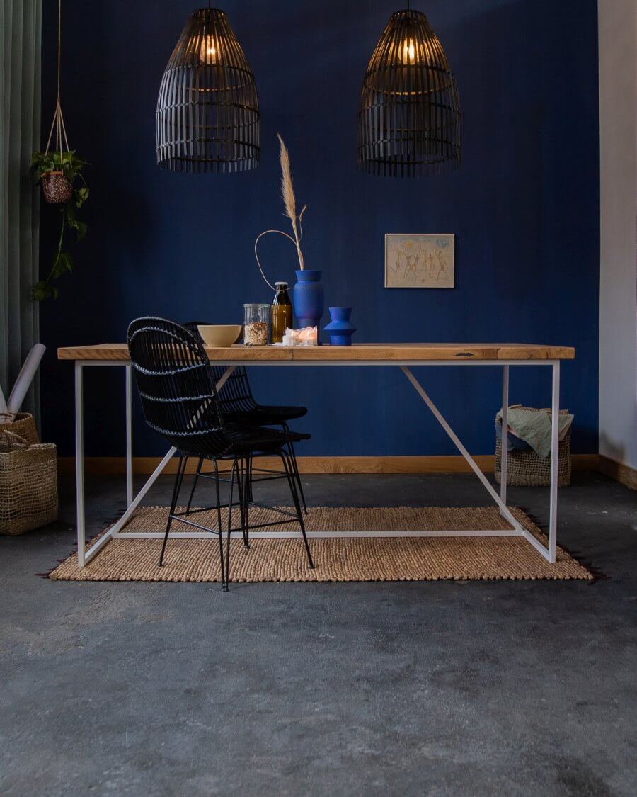 Table en bois massif avec un piètement délicat en blanc.