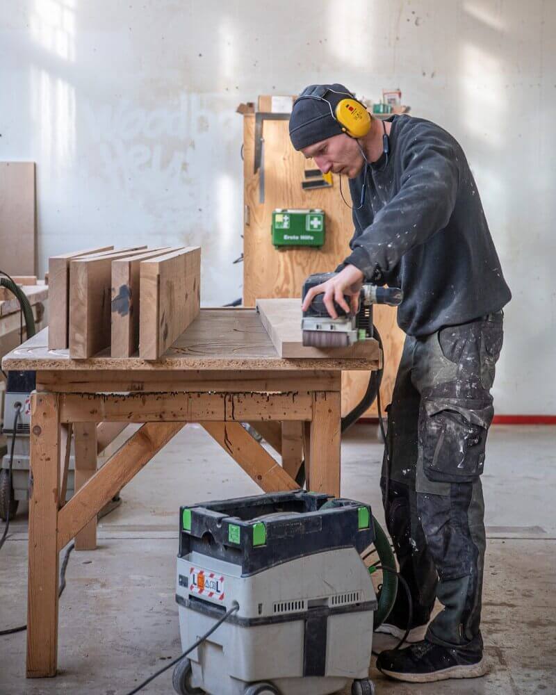 Produzione di mobili in legno massiccio