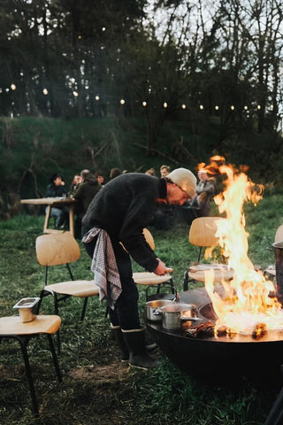 Cuisine au feu dans la nature