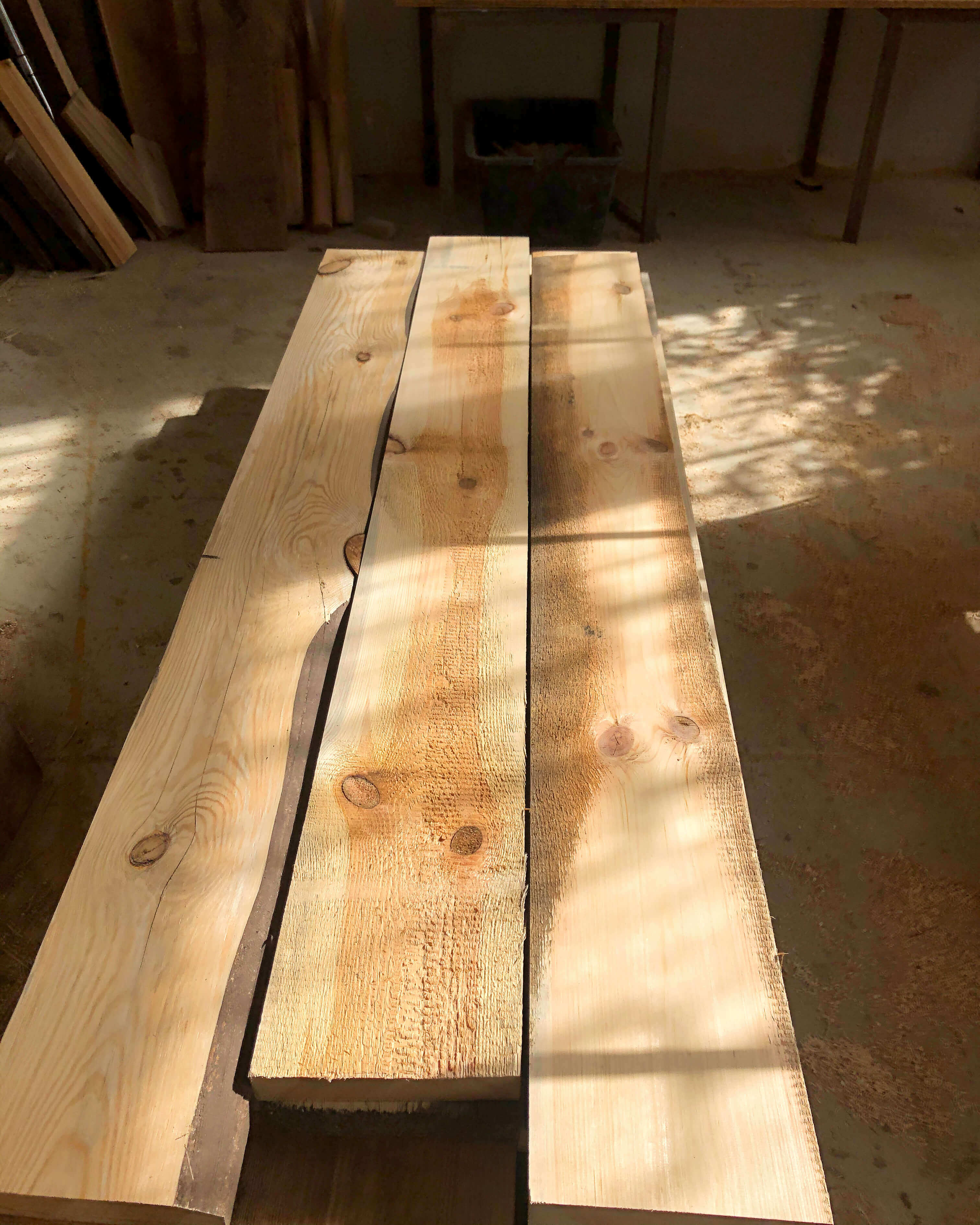 Pour nos meubles durables, nous utilisons du bois massif qui serait autrement jeté