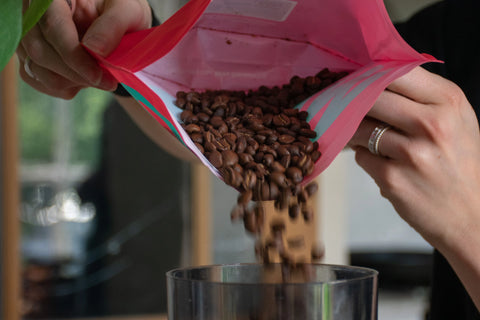 Koffiebonen malen voor heerlijke cappuccino