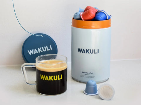 Hoe lang is koffie houdbaar | Wakuli kopje met koffie naast Wakuli koffieblik gefullt met koffiecups