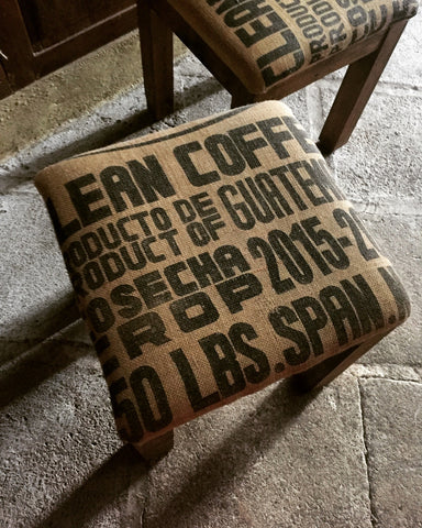 Ein Stuhl aus eimem alten Kaffeesack