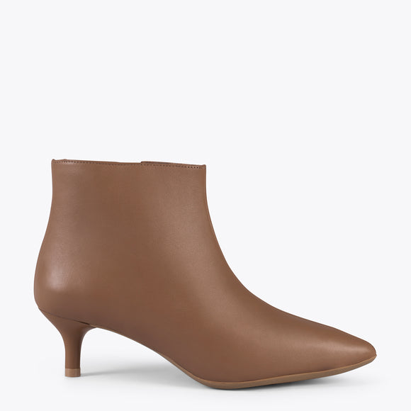 OUTFIT – BROWN elegant low heel booties – miMaO EUROPA