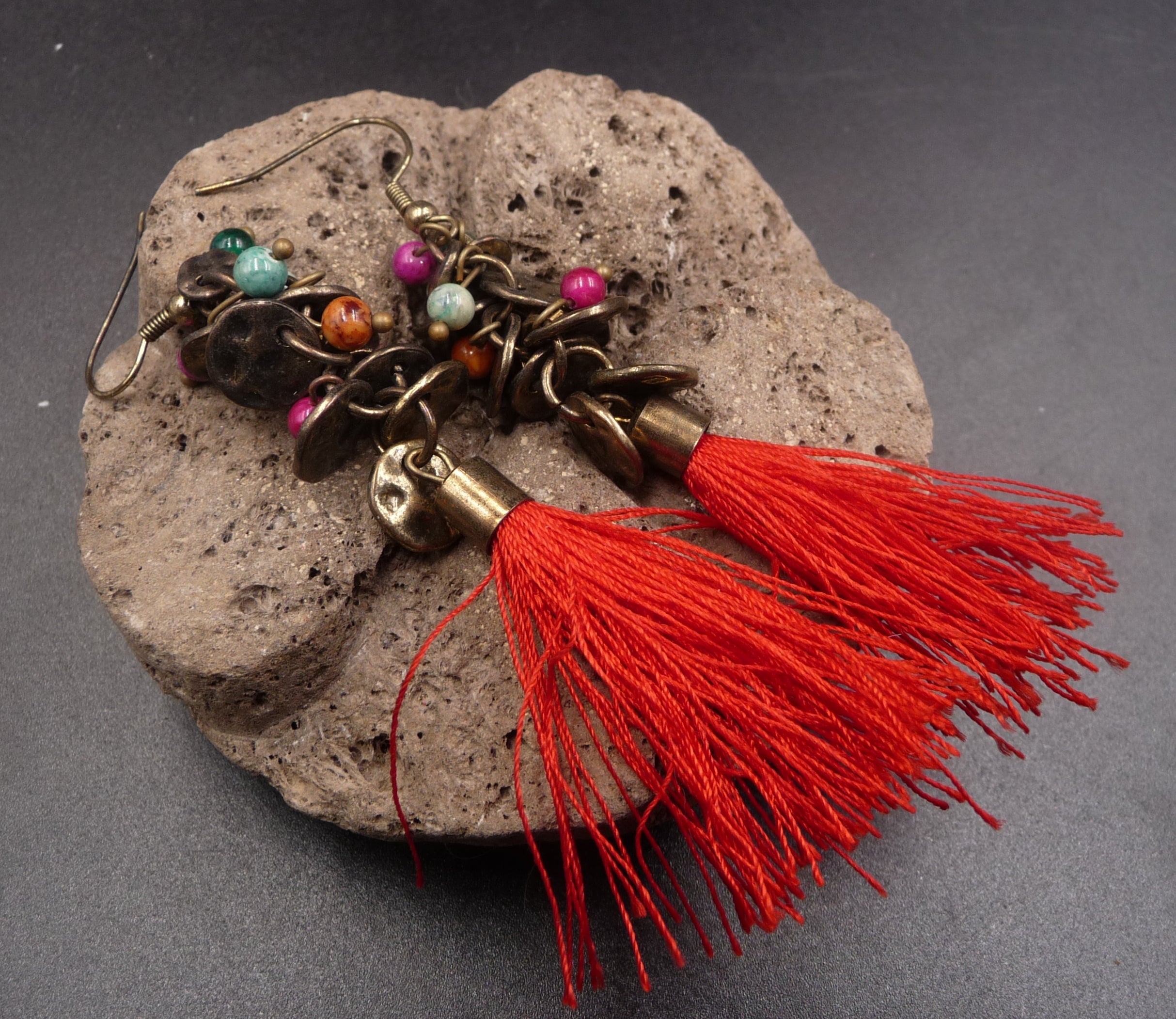 Boucles d'oreilles orientales pompons rouges, pampilles et perles