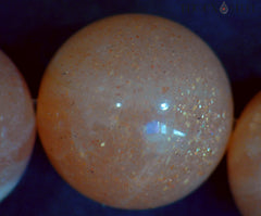 Perle en pierre du soleil naturelle ou héliolite observée au microscope