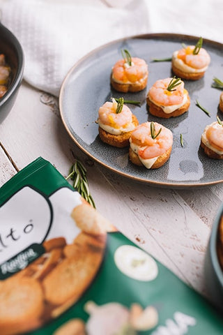 Tostas com camarão e maionese