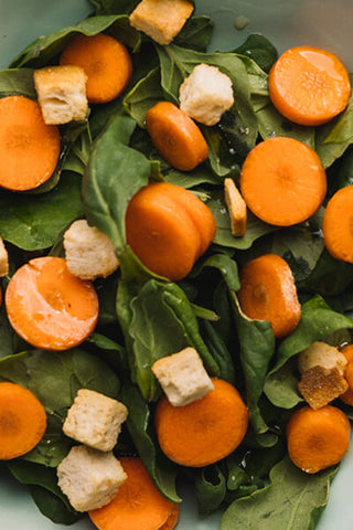 Salada com espinafres e cenoura