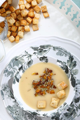 Creme de couve flor com croutons de tomate e orégãos