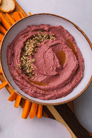 Hummus de beterraba com sementes de cânhamo