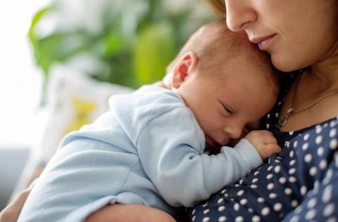 Bébé dans les bras de sa maman