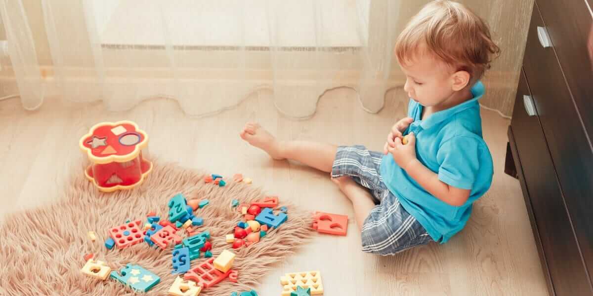 Babyspiele mit eingebauten Gegenständen