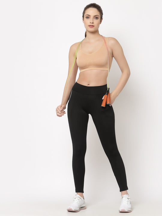 Saski - The white sports bra and mid waist leggings ⚡ These