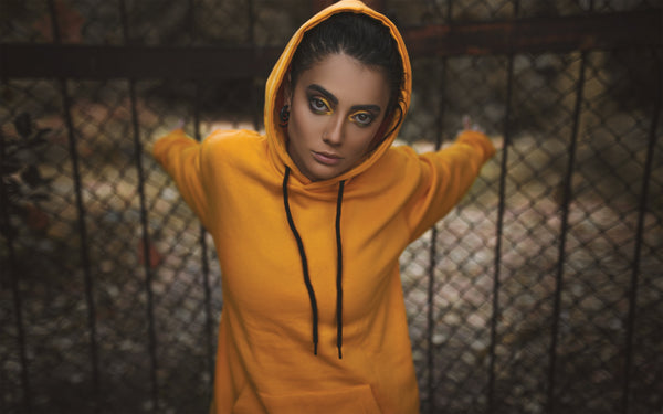 Hoodie jaune porté par une femme