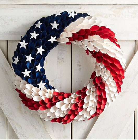 4th of July wreath_stars and stripes_photo Elle Decor_How to Throw the Best 4th of July Backyard Party_Riles & Bash