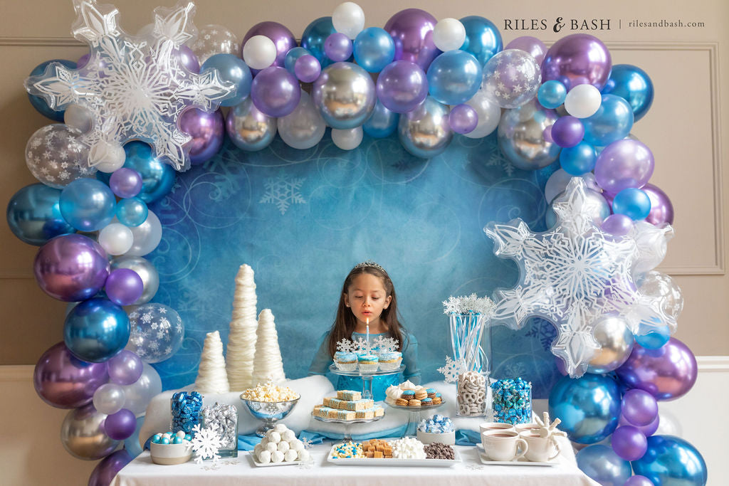 Riles & Bash_Frozen Snowflake Balloon Garland Kit with Winter Wonderland Backdrop for Frozen Snowflake Party