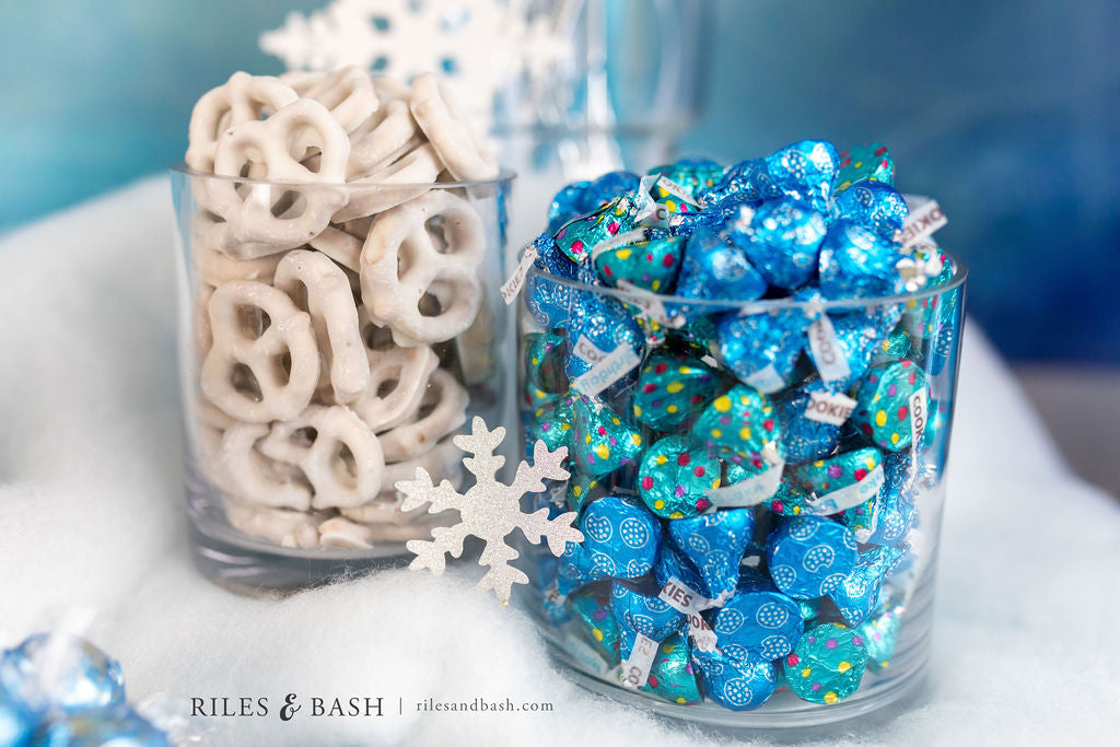 Riles & Bash_Frozen Snowflake Balloon Garland Kit with Winter Wonderland Backdrop for Frozen Snowflake Party