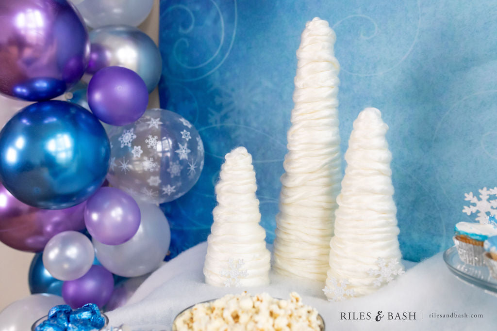 Riles & Bash_Frozen Snowflake Balloon Garland Kit with Winter Wonderland Backdrop for Frozen Snowflake Party