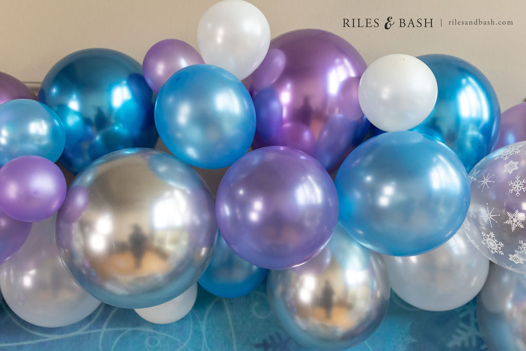 Riles & Bash_Frozen Snowflake Balloon Garland Kit with Winter Wonderland Backdrop for Frozen Snowflake Party