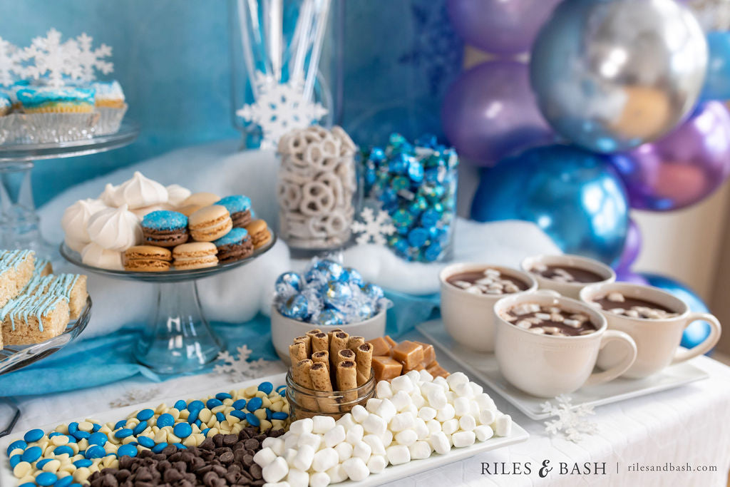 Riles & Bash_Frozen Snowflake Balloon Garland Kit with Winter Wonderland Backdrop for Frozen Snowflake Party