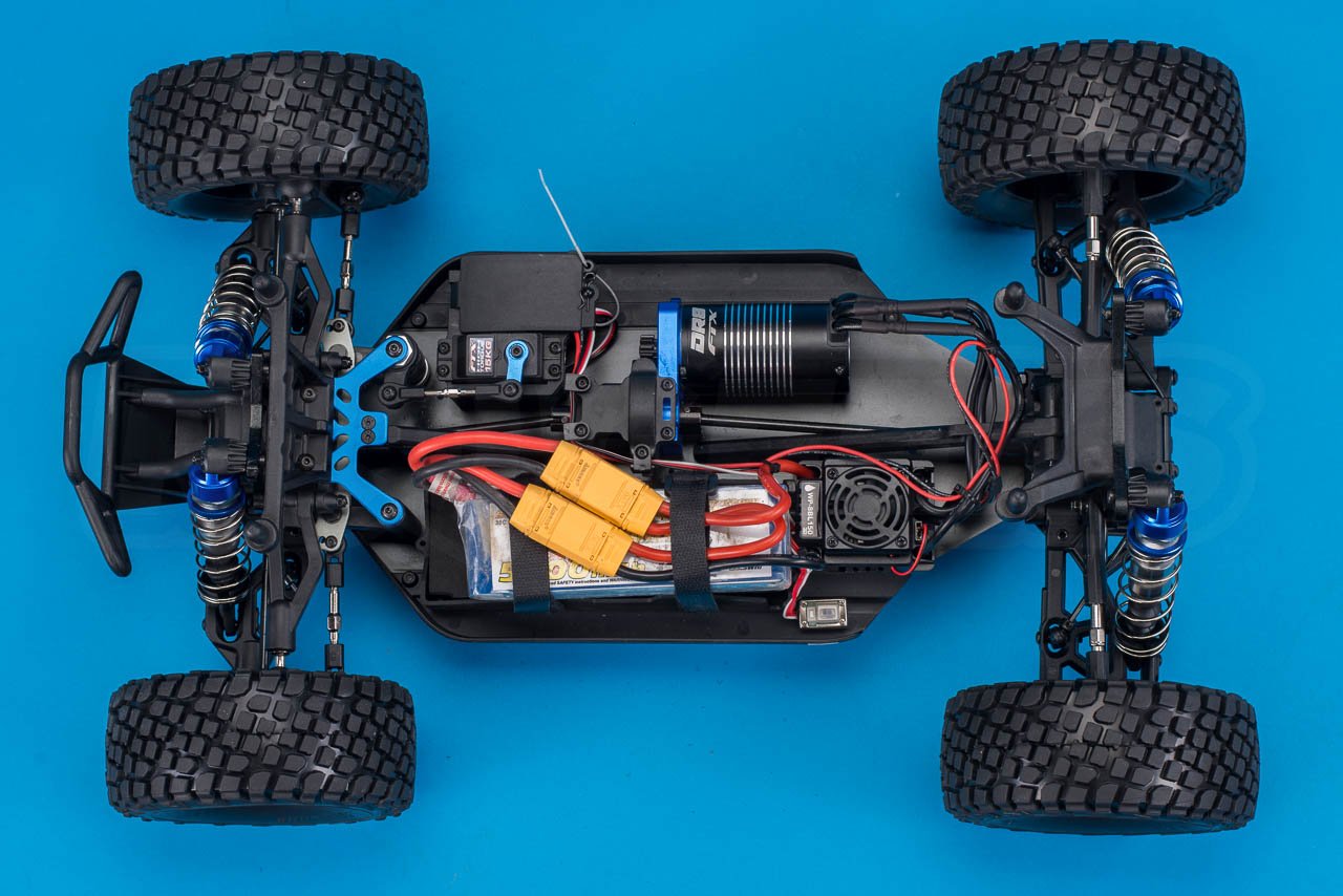 FTX-DR8-6S-Desert-Racer-Review-chassis-with-two-3S-batteries