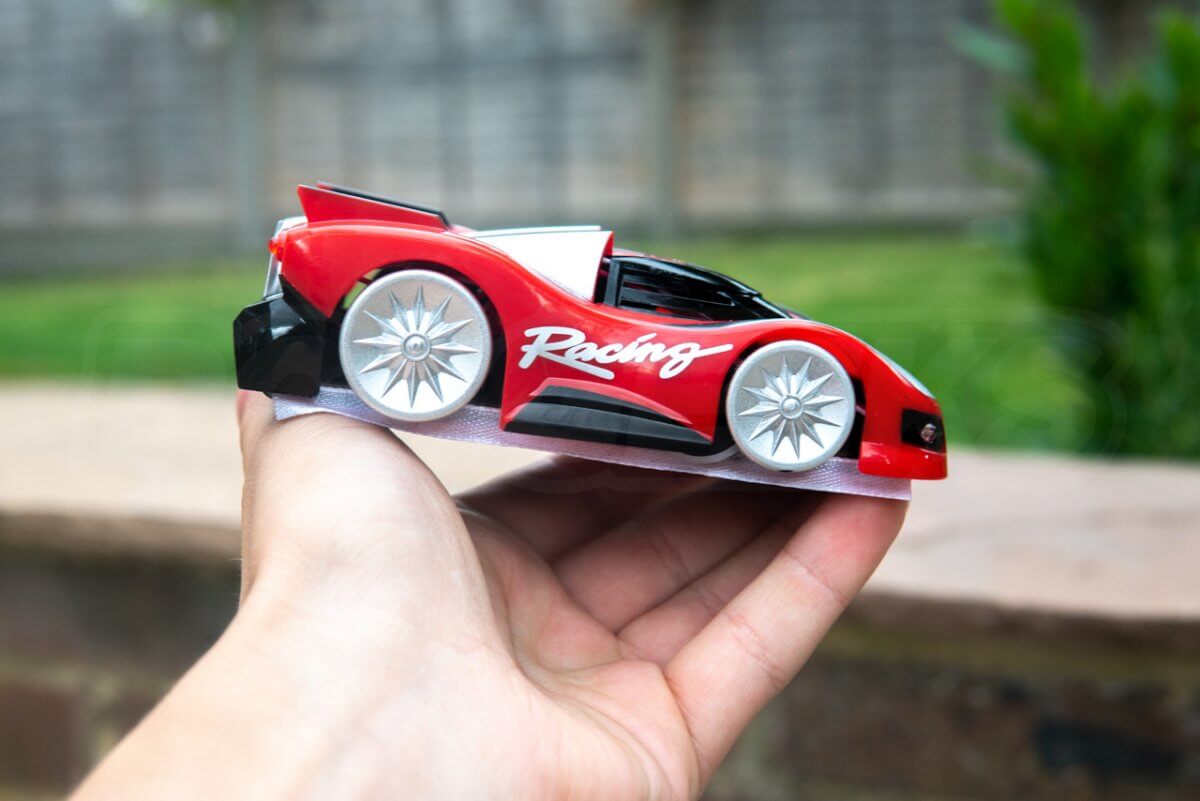 RED5-Wall-Climbing-RC-Car-In-hand-to-shwo-scale