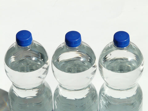 Eau en bouteille, du robinet, minérale ou de source, laquelle faut-il boire  ?